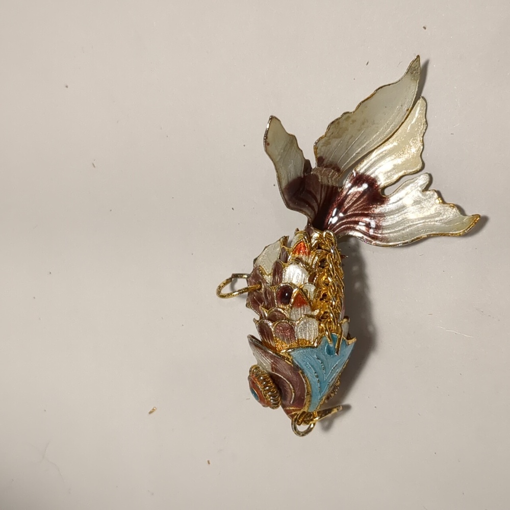 Large cloisonne articulated fish pendant/charm. Gold, pearl, copper, purple. - Picture 9 of 11